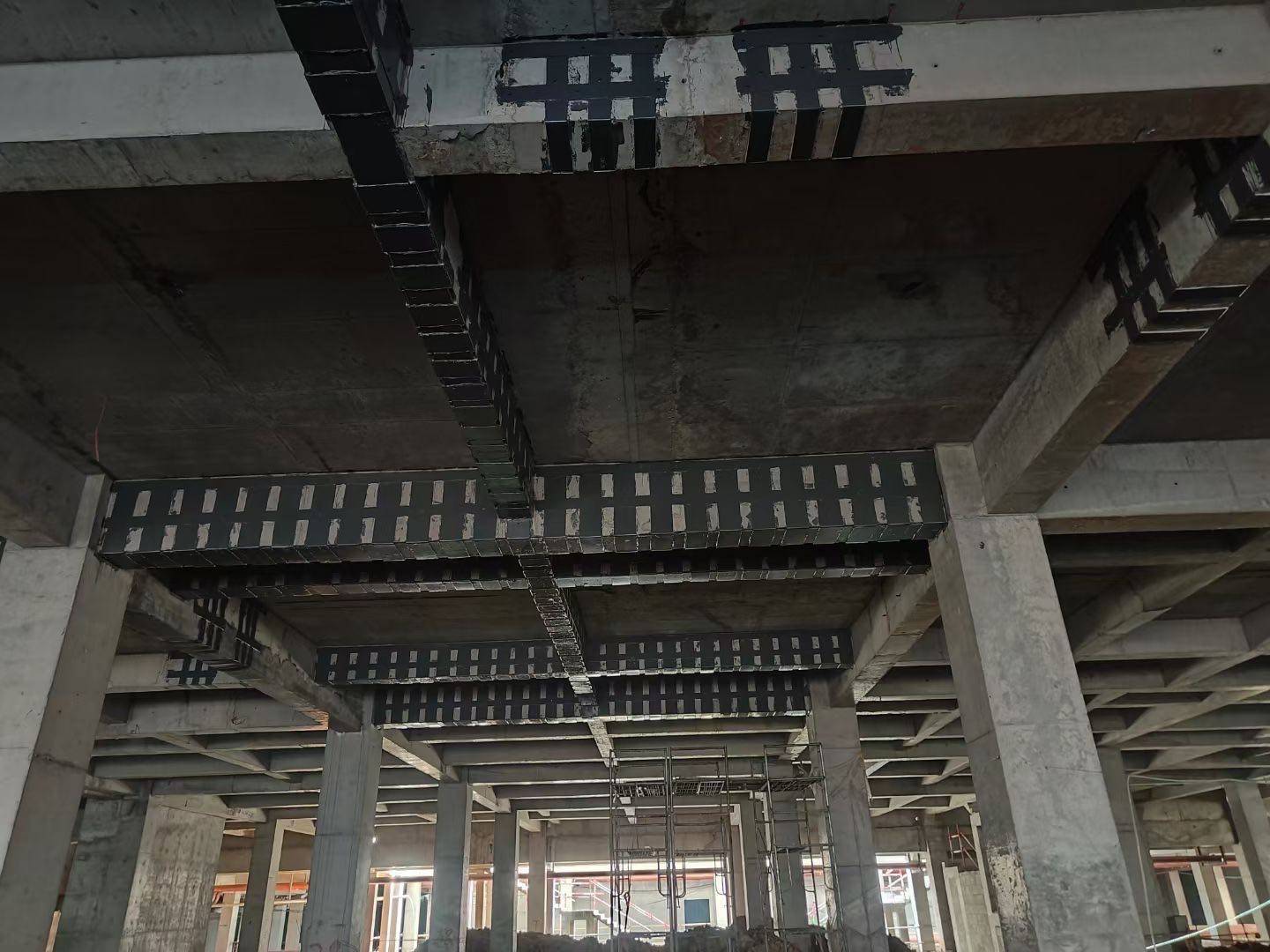 西安某新能源工廠設(shè)備機(jī)房粘鋼碳纖維布加固