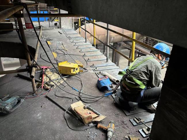 廠(chǎng)房加固改造中環(huán)氧樹(shù)脂灌注粘鋼加固的使用